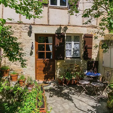 Modern Holiday By The River In Puy-l'evaªque With Terrace Puy-lʼÉvêque