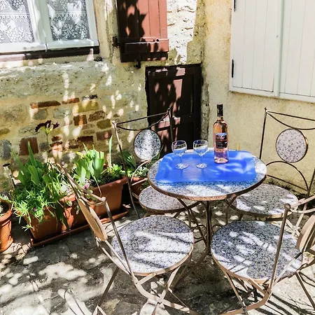 Modern Holiday By The River In Puy-l'evaªque With Terrace Feriehus *