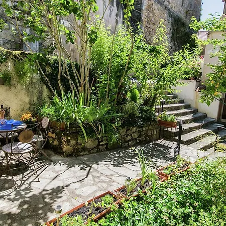 Modern Holiday By The River In Puy-l'evaªque With Terrace Feriehus